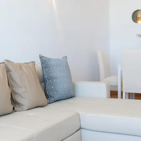Bright & Cozy In By Lovelystay Daire